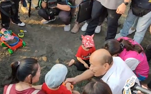 尷尬！韓國瑜欲展親民陪玩沙 純真小朋友拒借沙鏟、不願喊凍蒜