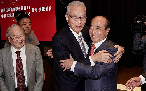 王金平、吳敦義相擁  強調「沒心結」