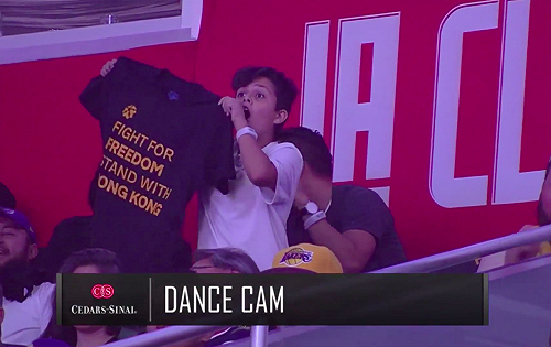 NBA／騰訊嚇傻？小球迷秀挺港T恤　開幕戰攝影師驚到手抖(影)