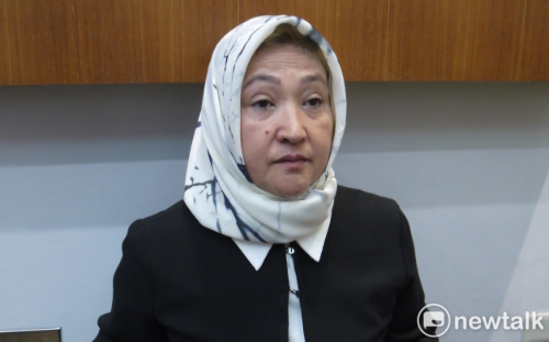 專訪維吾爾再教育營受害者1》囚禁生活曝光！整天被監視、唱紅歌洗腦