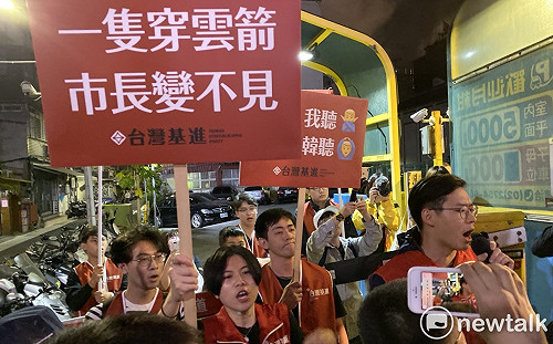 快訊》（影）獨派青年嗆韓國瑜「北棲選總統」 韓粉隔街唱國歌互槓