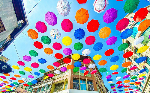 2000支傘掛空中！高雄後驛商圈變身彩色傘海大道