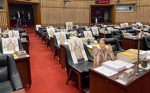 「有跟沒有市長之間」 高市綠議員設韓國瑜人形立牌拒審總預算
