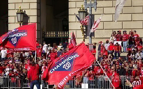 MLB/國民隊首奪冠軍 華府球迷夾道歡迎英雄凱歸