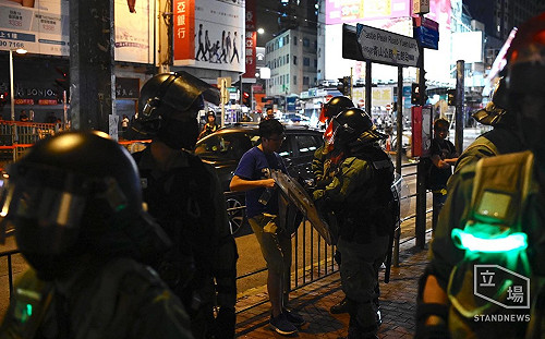 反送中》港警挾禁蒙面法 街頭公園商場恣意搜捕市民