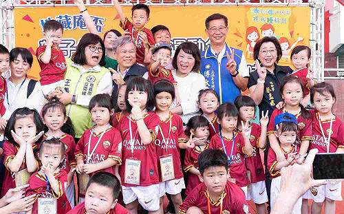 出席寶寶爬行比賽  藍綠立委選將盼減緩少子化危機