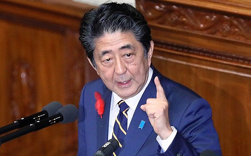 （影）9秒內咳3次！安倍晉三用手摀口  官員嚇傻戴緊口罩