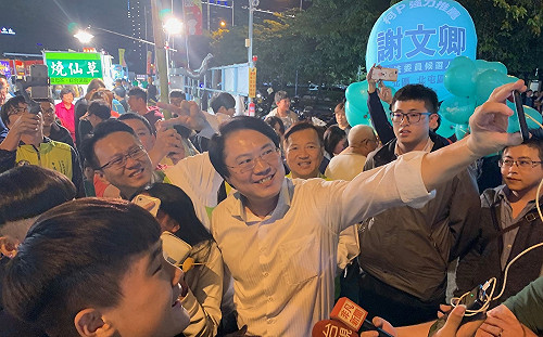 林右昌陪莊競程掃夜市  籲選民相信蔡英文、選擇民進黨