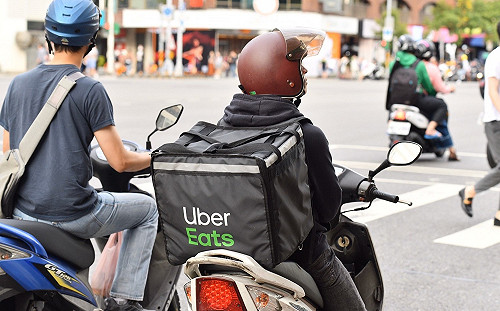 天菜外送員拚跑單！遇兩花癡女客「嘲諷對話」當場傻眼