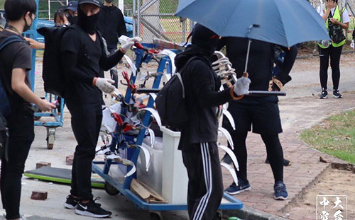 弓箭對警槍！港多所大學淪戰場  中大生持鏢槍擋武警