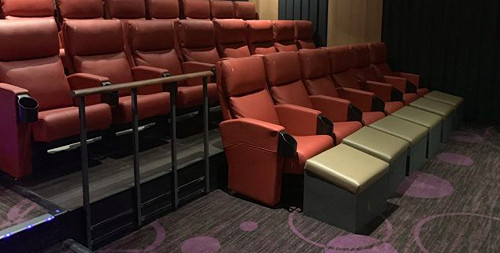 看電影喝飲料一直吸不到！燈打開超傻眼　9千人朝聖笑翻