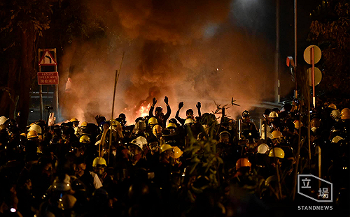 港警把中大校園變戰場　傳有學生頭部中彈失去意識