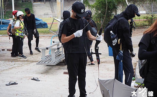 弓箭手預備…港中大學生守城部隊成軍  校巴運兵