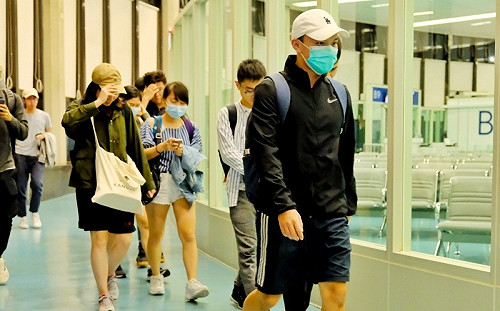 香港警民衝突入校園  在港台生返鄉難掩倦容