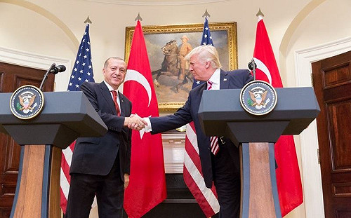 避談爭端自認艾爾段鐵粉 川普稱彈劾調查是笑話