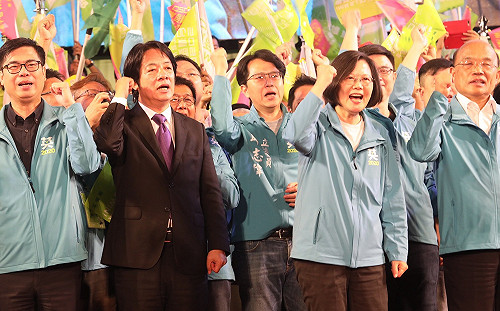 蔡賴同台！明早宣布副手 蔡英文：台灣要贏 從高雄開始