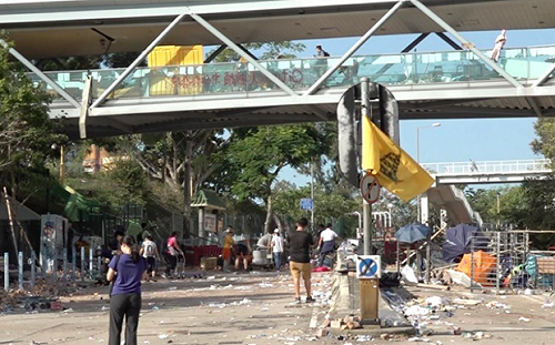 「除非你是垃圾！」  城大生逗留天橋與港警衝突