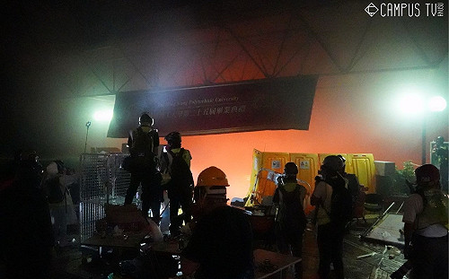 速龍小組進入理大逮人？港警堅稱：未攻入校內