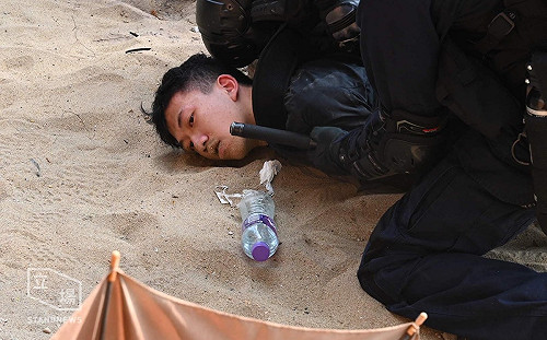 香港理工大學續耗戰！示威者第三度嘗試破防　遭警方強力拘捕