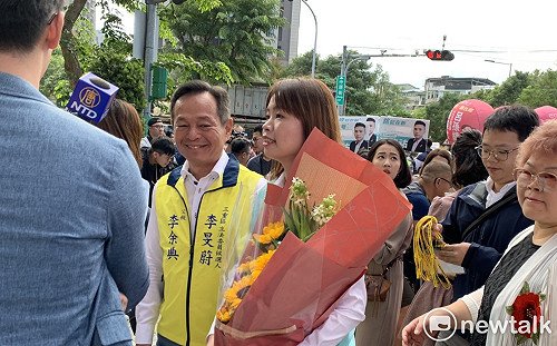 陪女兒李旻蔚登記參選 李余典：親情比恩情更有實在意義