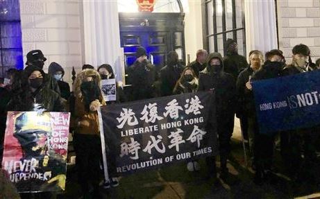 心繫家鄉情勢 倫敦港人聚集中國駐英使館外抗議