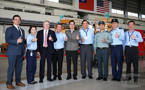 嚴德發專程訪視漢翔  盼完成「國機國造」重要任務