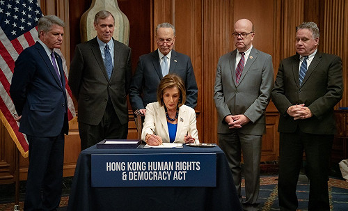 不讓川普猶豫  斐洛西秒簽香港人權法案直送白宮