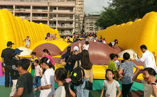 選戰逼進  綠委江永昌辦氣墊活動搶親子票