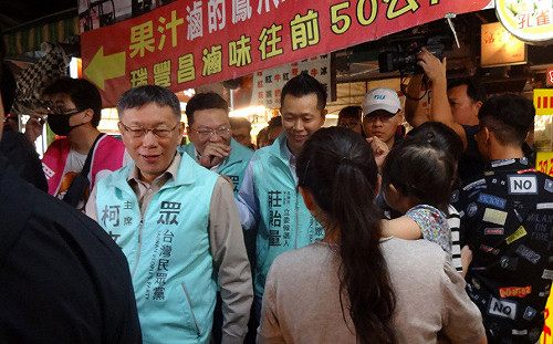 柯文哲逛瑞豐夜市 台灣基進參選人尾隨嗆聲