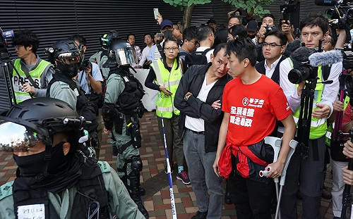 毋忘前線手足付出！ 泛民主派議員進入理大