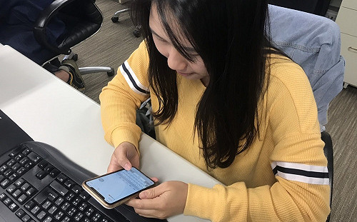 你是哪種人？從滑手機方式看個性　「單手滑」代表有自信