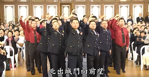 (影) 警消著制服跳佛舞 帶頭警官被起底