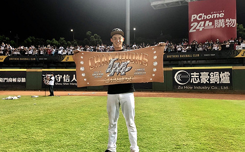 中職／明年改披龍袍　江忠垣特別感謝桃猿捕手教練
