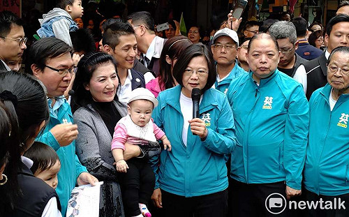 蔡英文陪吳怡農掃街 擠爆菜市場意外惹民怨
