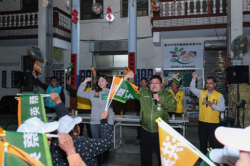 最「暖」助講蔡易餘站台　力薦洪慈庸「五告讚」