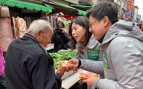 洪慈庸偕同卓冠廷后里掃市場　低溫熱情不減