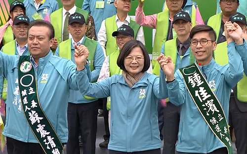 屏東女兒回鄉造勢  蔡英文：一定要去投票護主權！