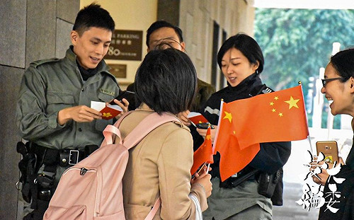 港親中人士「愛國護港」集會 浸大學生記者採訪遭毆
