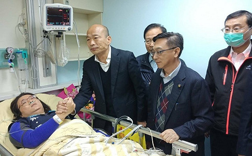 陳玉珍手遭同黨立委送門夾傷　韓國瑜竟緊握許久...