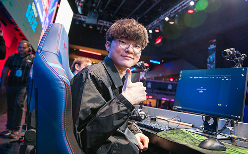 英雄聯盟明星賽》前輩笑了！Faker 領軍險奪勝