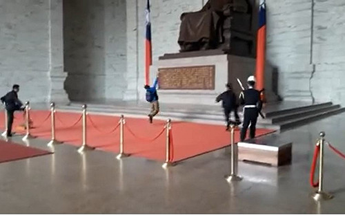 (影)批「殺人魔王、殘害人權」 「台灣國」再奔「中正廟」潑漆