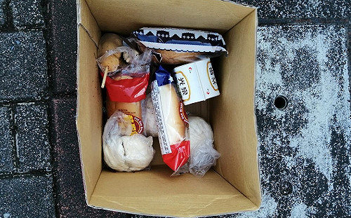 清潔員氣炸！整箱食物遭丟樹下　千人驚見「暖心細節」