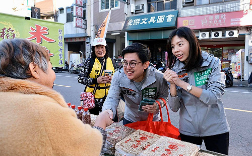 洪慈庸早上和丈夫合體拜票 下午小英陪同拜廟
