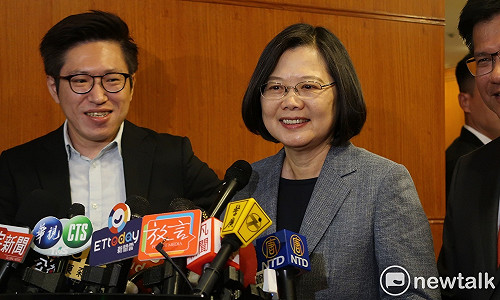 聽記者問韓國瑜聲援波特王  蔡英文：ㄤ...哼哼....ㄤ