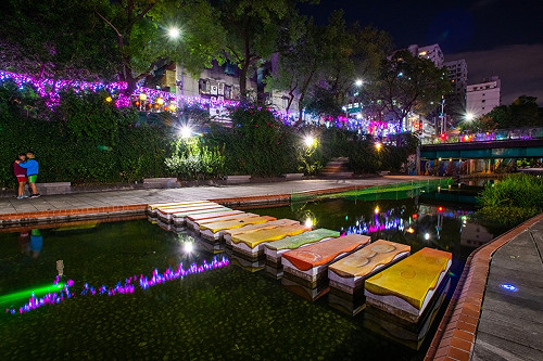 新莊中港大排變身！綿延1公里聖誕燈飾妝點親水廊道