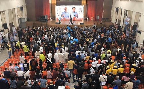 體育成果發表會淪「造勢晚會」網問：為何要在墅民草包前表演？