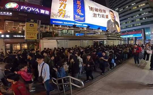 人龍看不到盡頭.....  高雄人排隊瘋搶「罷韓貼紙」