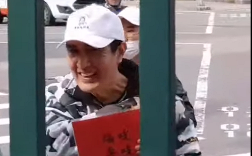 「馬大九」再現身 馬英九兼職外送北一女 引發尖叫、合影