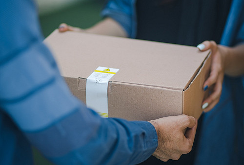 宅配送快遞！見名字「害羞不語」　眾人秒懂：確認過了