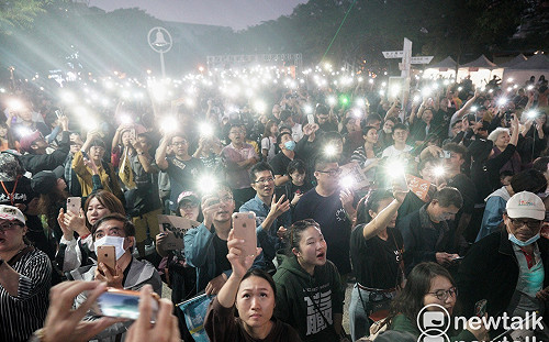 現場直擊》象徵希望將至..... 罷韓民眾高舉手機照亮高雄